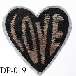 Devant  plastron coeur inscription love avec sequins  strass Superbe couleur noir et chromé hauteur 23 cm largeur 22 cm largeur