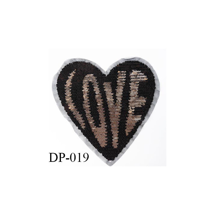 Devant  plastron coeur inscription love avec sequins  strass Superbe couleur noir et chromé hauteur 23 cm largeur 22 cm largeur