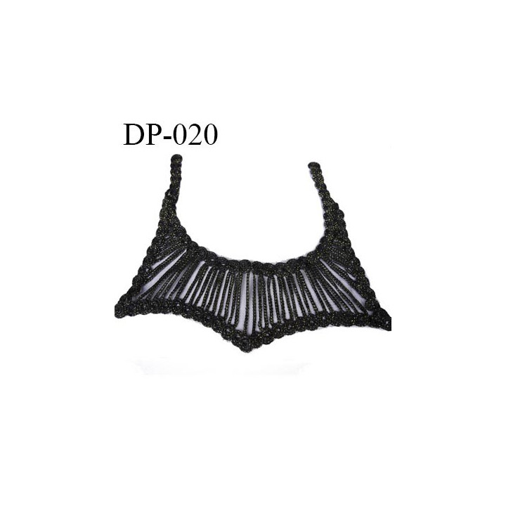 Devant plastron hauteur 28 cm couleur noir avec effet brillant or hauteur 28 cm et largeur 24 cm