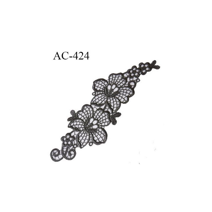 ornement applique écusson empiècement effet dentelle couleur anthracite