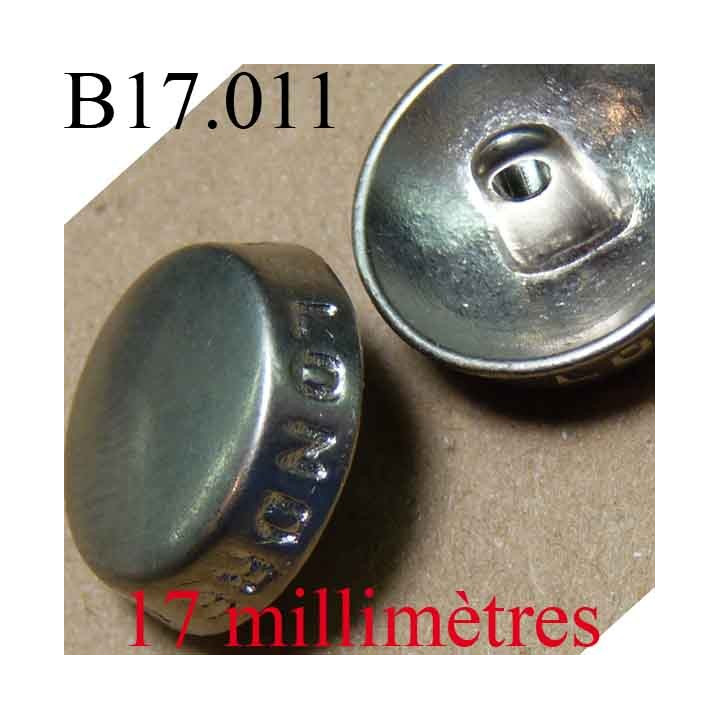 bouton 17 mm  en métal doré inscription en relièf paris londre milan accroche avec un anneau  diamètre 17 millimètres
