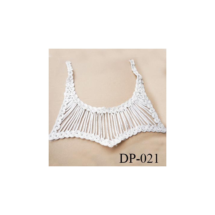 Devant plastron hauteur 23 cm couleur blanc avec effet brillant argent hauteur 23 cm et largeur 29 cm