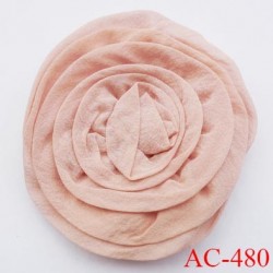 ornement décor couture fleur en tissus en crèpe couleur rose chair diamètre 5.5 centimètres