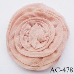 ornement décor couture fleur en tissus en crèpe couleur rose chair diamètre 7.5 centimètres