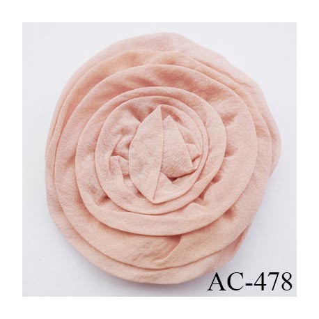 ornement décor couture fleur en tissus en crèpe couleur rose chair diamètre 7.5 centimètres