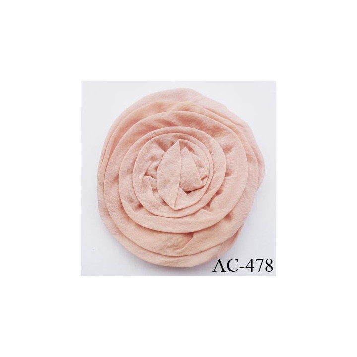 ornement décor couture fleur en tissus en crèpe couleur rose chair diamètre 7.5 centimètres