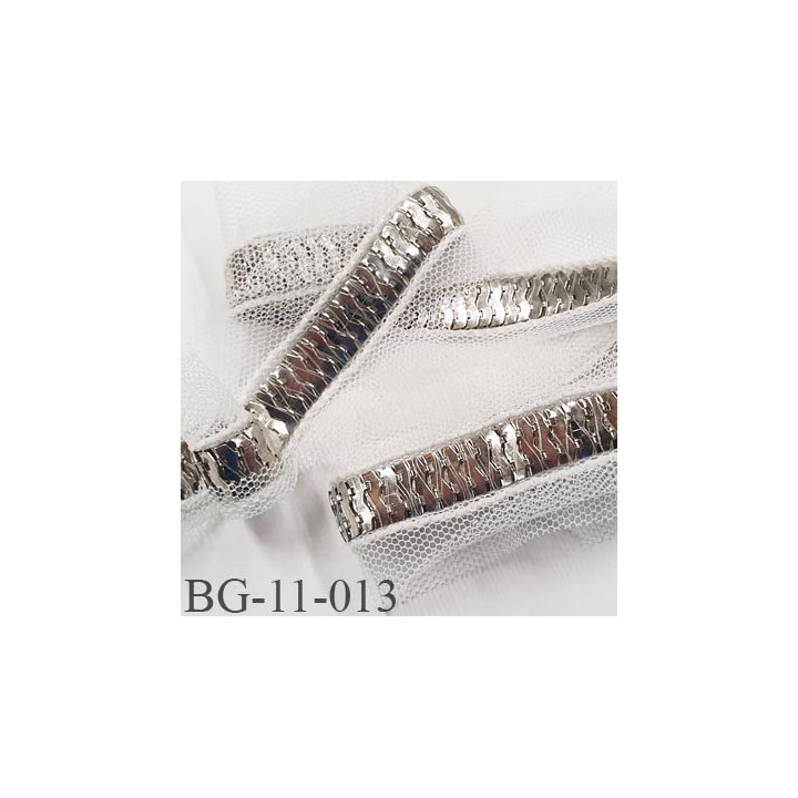 ruban  galon  métal 11 mm  chromé brillant très souple superbe monté sur tule blanc largeur total 40 mm prix au mètre