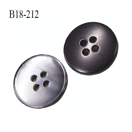 bouton 18 mm en pvc couleur gris nacré brillant et noir satiné sur l'autre face 4 trous très joli diamètre 18 millimètres