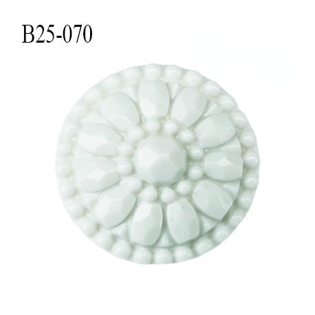bouton 25 mm en pvc couleur blanc cassé diamètre 25 mm accroche au dos avec un anneau prix a la pièce