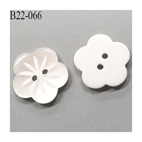 bouton fleur pvc 22 mm couleur cristal transparent a fleur incrusté et blanc l'autre face 2 trous diamètre 22 mm prix a la pièce