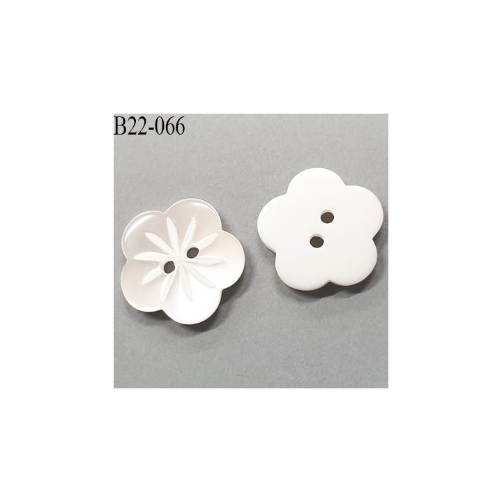 bouton fleur pvc 22 mm couleur cristal transparent a fleur incrusté et blanc l'autre face 2 trous diamètre 22 mm prix a la pièce