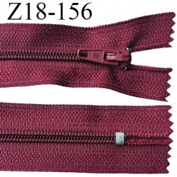 fermeture zip 18 cm couleur bordeaux lie de vin non séparable largeur 2.4 cm glissière nylon largeur 4 mm longueur 18 cm