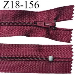 fermeture zip longueur 18 cm couleur bordeaux lie de vin non séparable largeur 2.4 cm glissière nylon largeur  4 mm