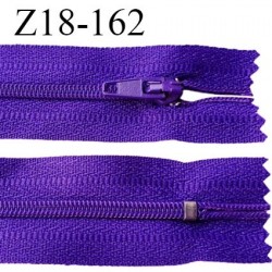 fermeture zip 18 cm couleur violet non séparable largeur 2.4 cm glissière nylon largeur  4 mm longueur 18 cm