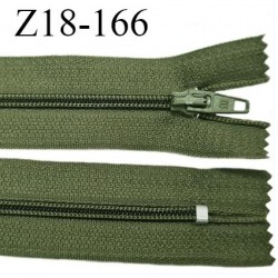 Fermeture zip 18 cm couleur vert kaki non séparable largeur 2.4 cm glissière nylon largeur  4 mm longueur 18 cm