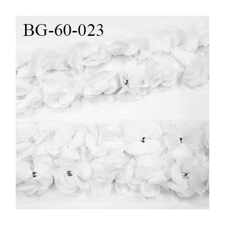 biais galon motif fleurs couleur blanc strass au centre de la fleur largeur 60 mm largeur tulle 75 mm vendu au mètre