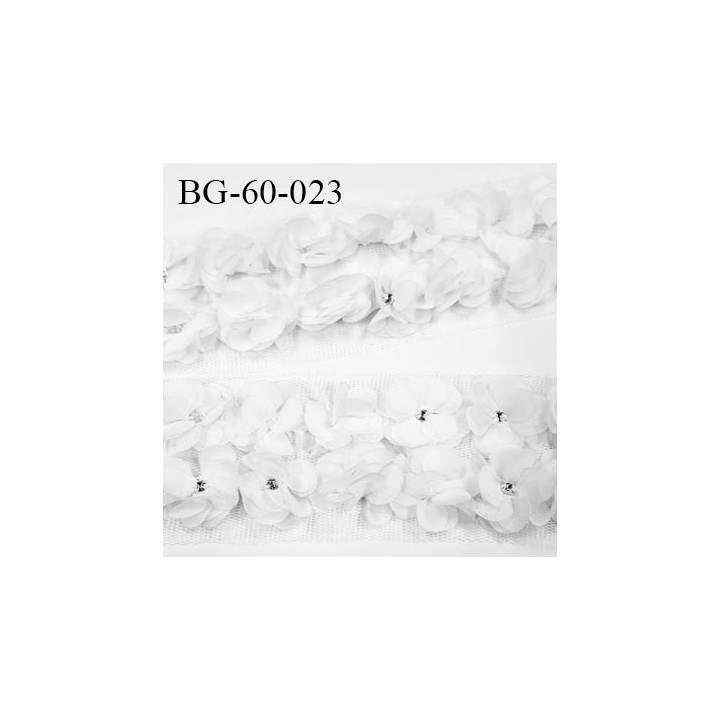 biais galon motif fleurs couleur blanc strass au centre de la fleur largeur 60 mm largeur tulle 75 mm vendu au mètre