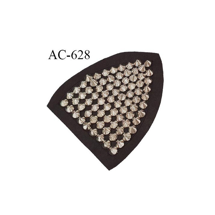 Décor ornement épaulette en feutrine noire et clous argentés largeur 11 cm hauteur 13.5 cm prix à l'unité