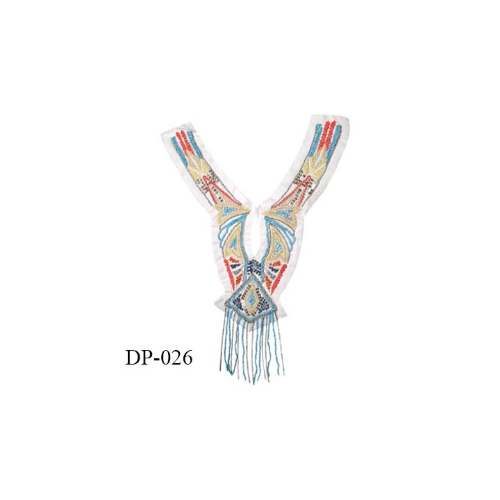 Devant plastron 33 cm en coton blanc brodé de perles multicolores et chaîne couleur argent largeur 30 cm prix à l'unité