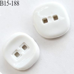 Bouton 15 mm carré 2 trous couleur blanc  épaisseur 3.2 mm  coté 15 mm prix à l'unité