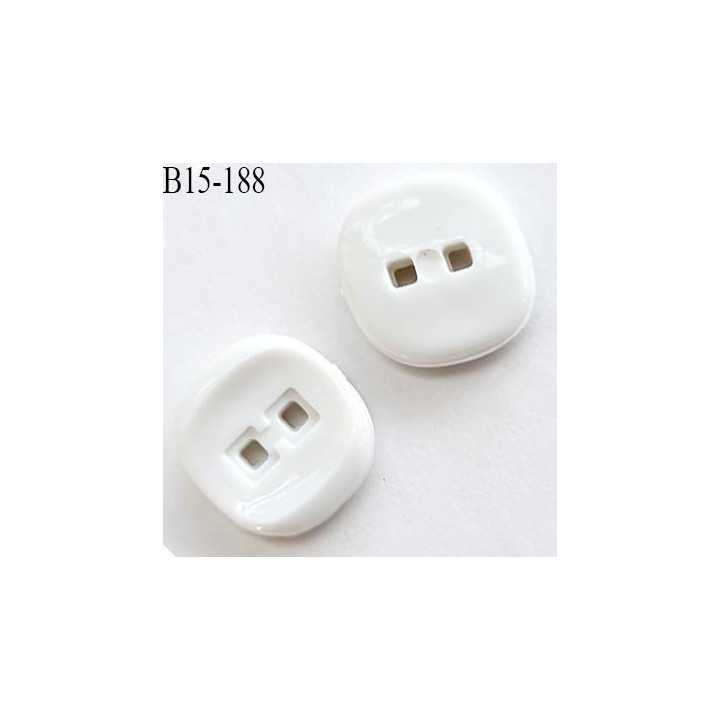 Bouton 15 mm carré 2 trous couleur blanc  épaisseur 3.2 mm  coté 15 mm prix à l'unité