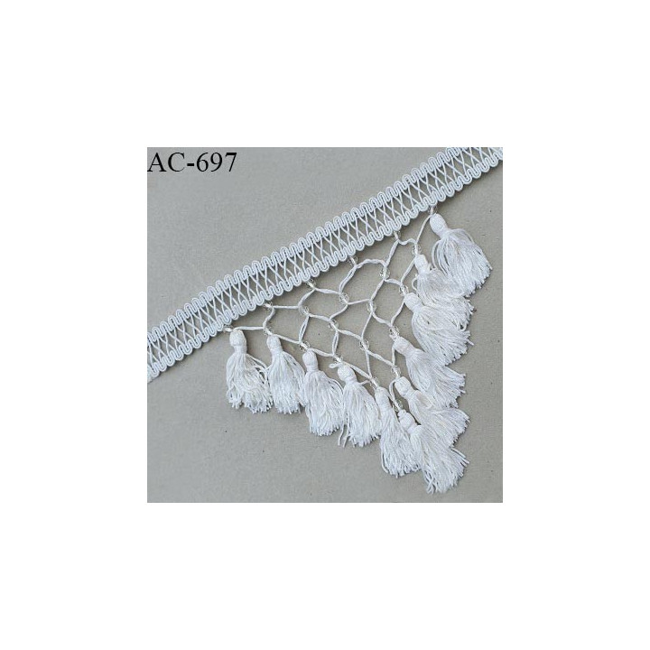 Décor ornement écru pompons et perles largeur de la bande 3 cm longueur 35 cm hauteur totale 21 cm prix à l'unité