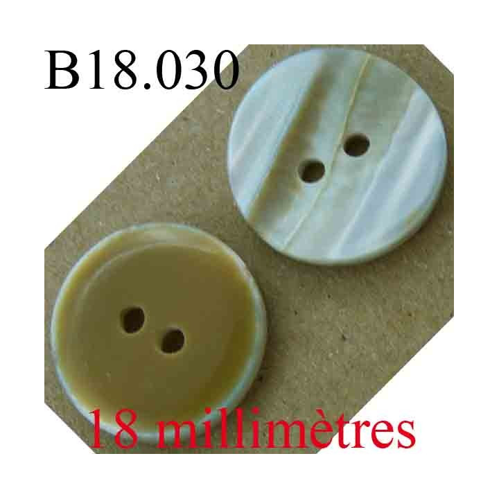 bouton 18 mm couleur marron caramel d'une face et marbré vainé de l'autre brillant 2 trous diamètre 18 mm