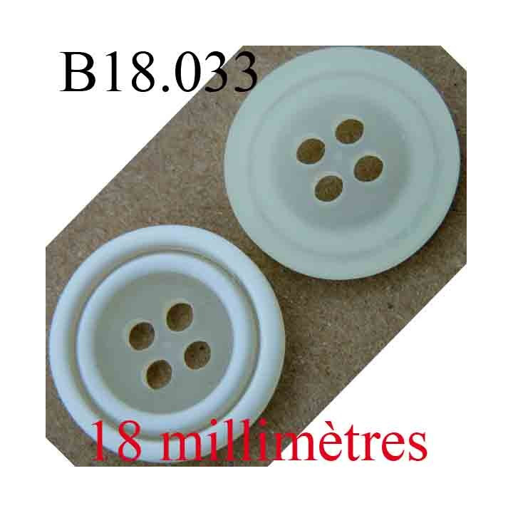 bouton  18 mm couleur blanc et blanc cassé 4 trous diamètre 18 mm