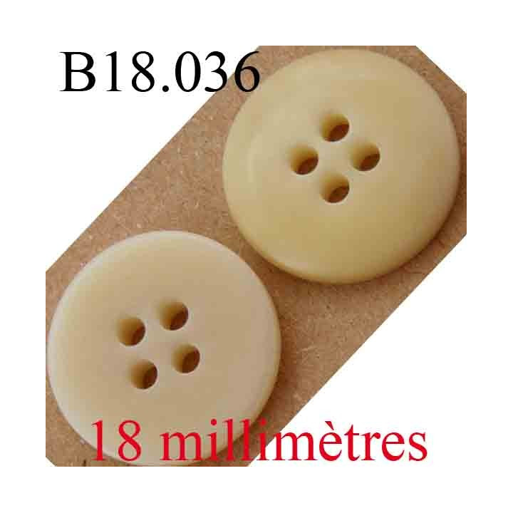 bouton  18 mm couleur beige brillant sur une face et mat sur l'autre 4 trous diamètre 18 mm