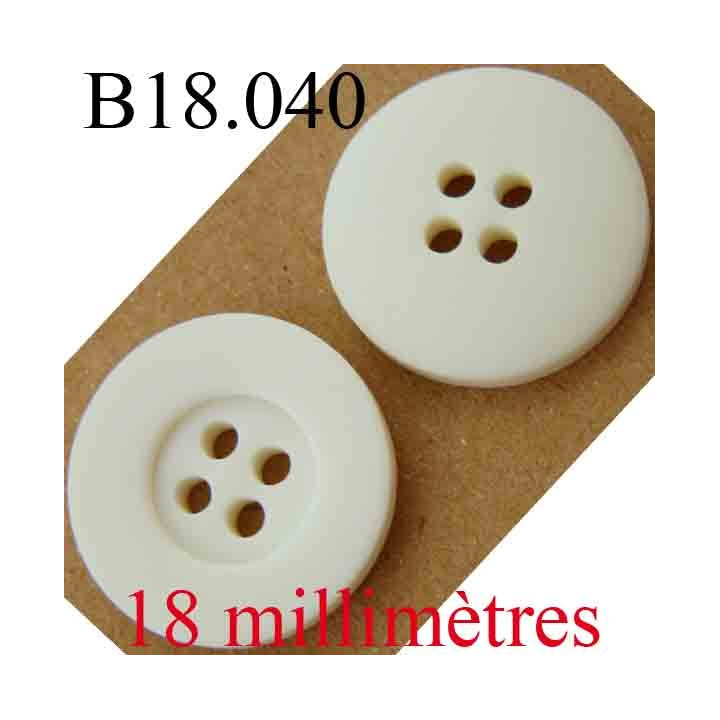 bouton  18 mm couleur blanc cassé 4 trous diamètre 18 mm