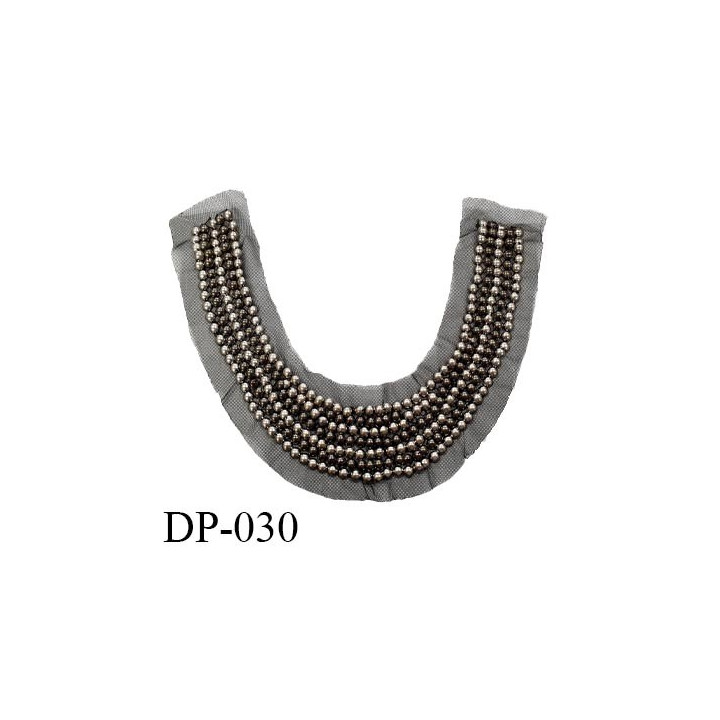 Devant plastron 32 cm sequins métal sur tulle noir largeur 32 cm hauteur 25 cm prix à l'unité