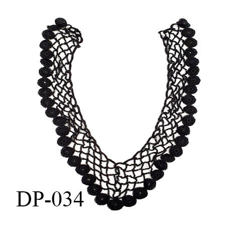 Devant plastron 30 cm col crochet perlé couleur noir largeur 30 cm hauteur 35 cm prix à l'unité