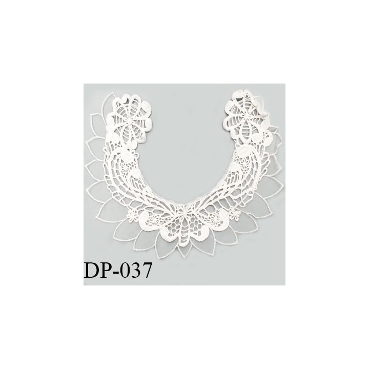 Devant plastron 30 cm col brodé couleur blanc largeur 30 cm hauteur 28 cm prix à l'unité