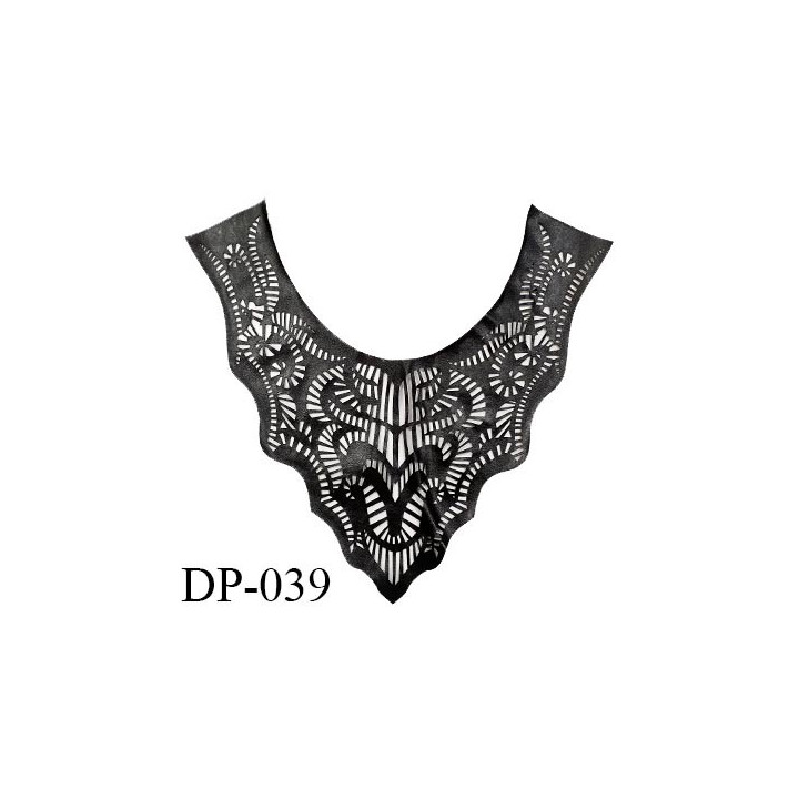 Devant plastron effet cuir noir très souple et fin hauteur 29 cm largeur 32 cm prix à l'unité