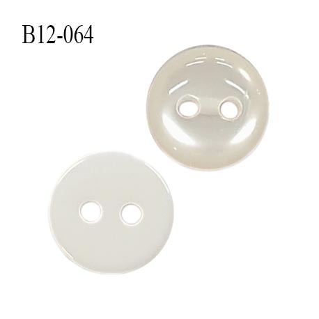 Bouton 12 mm couleur nacre et naturel brillant au dos légèrement bombé sur la face nacrée 2 trous prix à l'unité