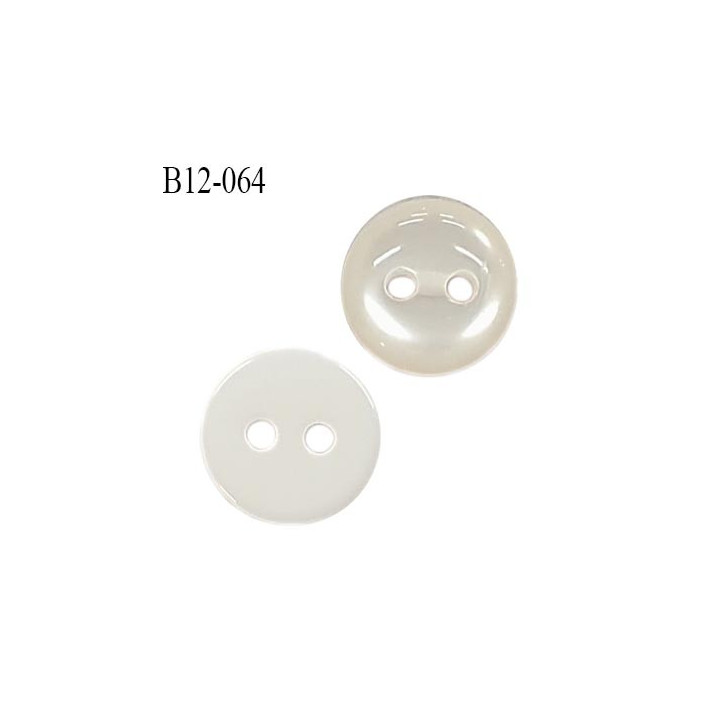 Bouton 12 mm couleur nacre et naturel brillant au dos légèrement bombé sur la face nacrée 2 trous prix à l'unité