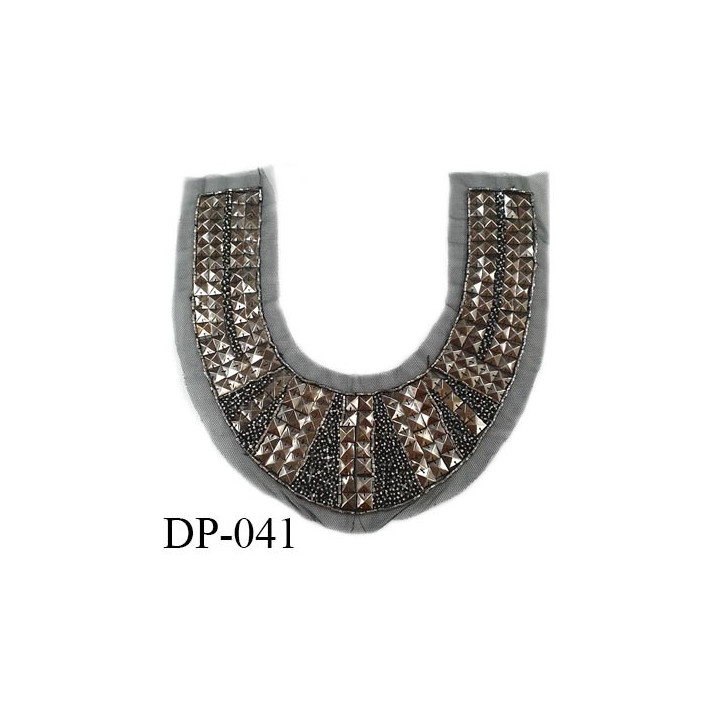 Devant plastron 30 cm sequins métal sur tulle noir largeur 30 cm hauteur 27 cm prix à l'unité