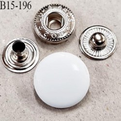 Bouton 15 mm pression composé de 4 éléments diamètre 15 mm 3 pièces en métal et le bouton en pvc couleur blanc brillant