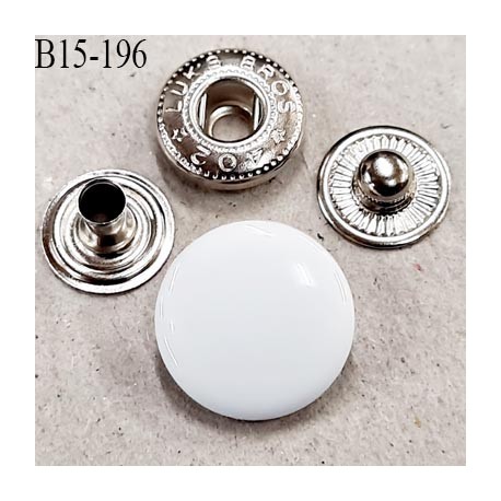 Bouton 15 mm pression composé de 4 éléments diamètre 15 mm 3 pièces en métal et le bouton en pvc couleur blanc brillant