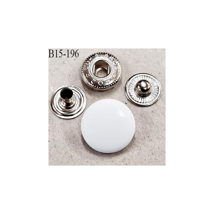 Bouton 15 mm pression composé de 4 éléments diamètre 15 mm 3 pièces en métal et le bouton en pvc couleur blanc brillant