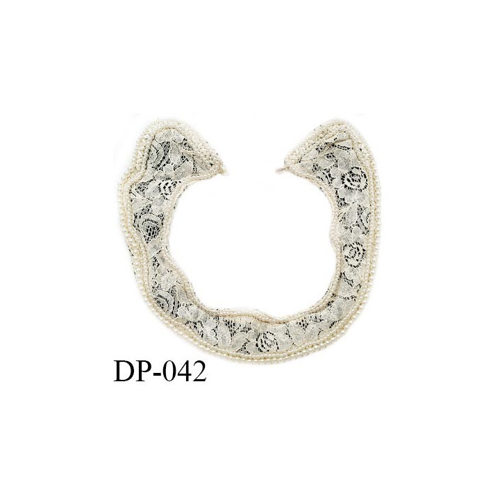 Devant plastron 25 cm col crochet couleur beige sur fond noir avec contour en perles cousues prix à l'unité