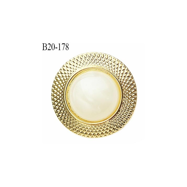 Bouton 20 mm  en pvc  couleur or et nacre diamètre 20 mm épaisseur 8 mm accroche au dos avec un anneau prix à l'unité