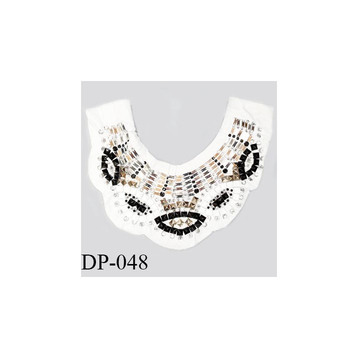 Devant plastron 32 cm sequins métal et strass sur tissu blanc largeur 32 cm hauteur 27 cm prix à l'unité