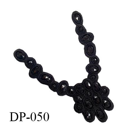 Devant plastron 20 cm perles noires sur tissu noir largeur 20 cm hauteur 30 cm prix à l'unité