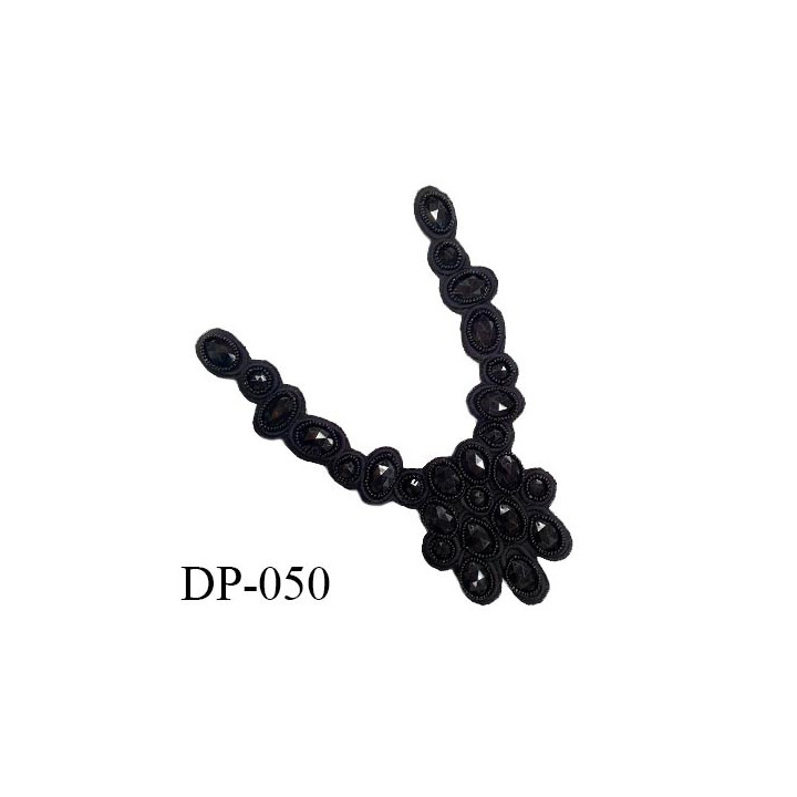 Devant plastron 20 cm perles noires sur tissu noir largeur 20 cm hauteur 30 cm prix à l'unité