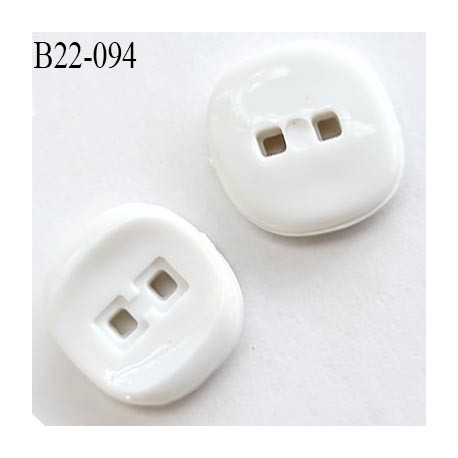 Bouton 22 mm carré 2 trous couleur blanc épaisseur 3.2 mm largeur 22 mm prix à l'unité