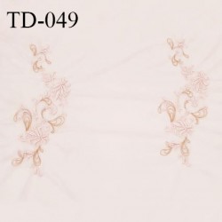 Dentelle brodée sur tulle couleur rose pâle haut de gamme douce  un motif tous les 25 cm largeur 70 cm prix pour 1.20 mètre