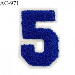 Ornement applique écusson chiffre 5 sur support style feutrine à coudre couleur bleu hauteur 8 cm largeur 5.5 cm prix à l'unité