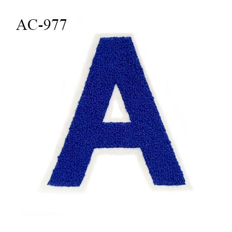 Ornement applique écusson lettre A sur support style feutrine à coudre couleur bleu hauteur 14 cm largeur 13 cm prix à l'unité