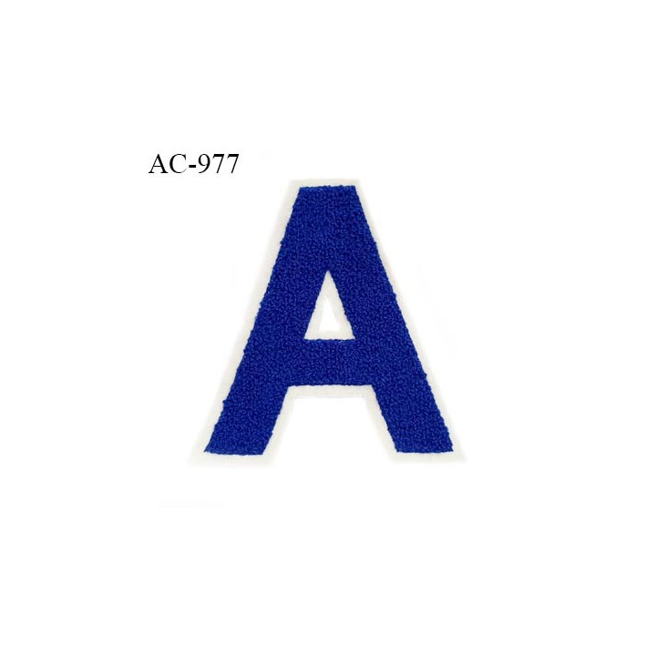 Ornement applique écusson lettre A sur support style feutrine à coudre couleur bleu hauteur 14 cm largeur 13 cm prix à l'unité